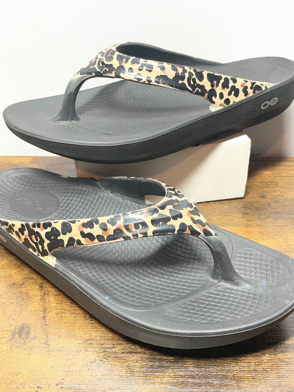OOFOS Womens OOlala Sandal Thong Recovery Flip Flops Size 9 Womens Tan Cheetah